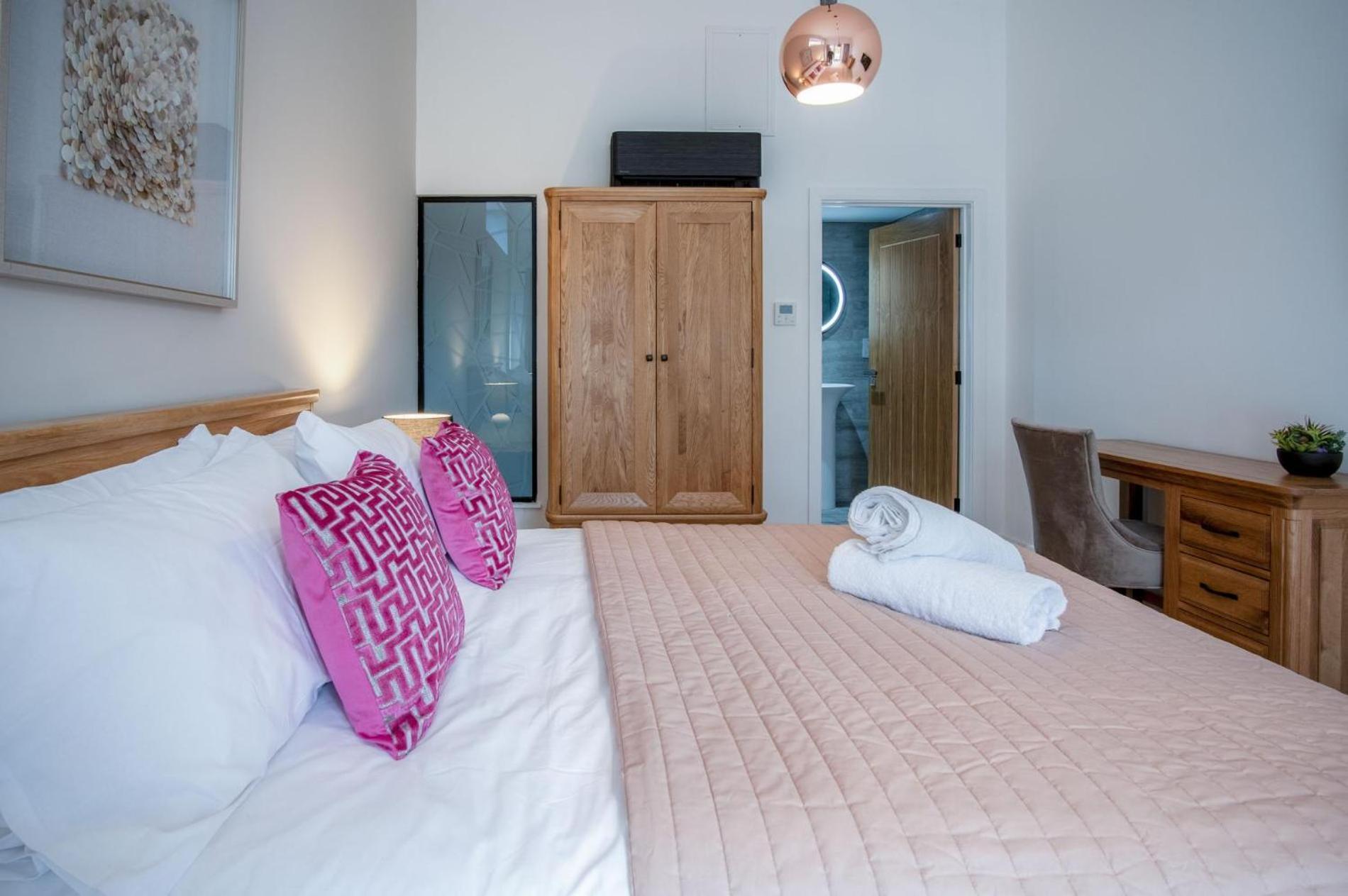 Suite 12 - Sleeping Giant Hotel - Pen Y Cae Inn Брекън Екстериор снимка
